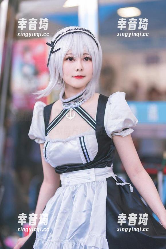 免费的泳装时光机：黑贞与Arty亚缇的幽默照片闻风而至