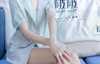 BoBoSocks袜啵啵 – 原图其实只有稚予和她的短棉袜，但这份简单，让我想停舔一口。