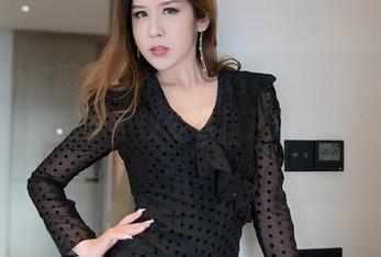 Feilin嗲囡囡 – 美图精选来咯，Emily顾奈奈酱的网袜不仅好看，还有点什么，嘿嘿。