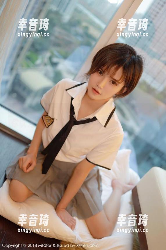 MFStar模范学院 - 何嘉颖的网袜合集：你以为她只会穿袜子？不，她还会上演一出视觉大戏！