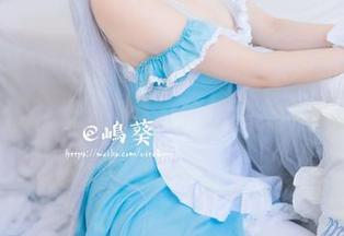 在喵糖映画的藤原千花美腿合集里，照片让人忍不住盯着看，腿部曲线好得脑壳都晕了。