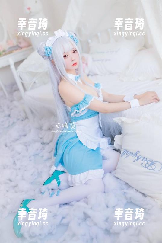 在喵糖映画的藤原千花美腿合集里，照片让人忍不住盯着看，腿部曲线好得脑壳都晕了。