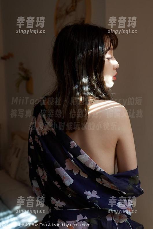 MiiTao蜜桃社 - 精选雪梨sherry的短裤写真，这姿势，恰到好处，偏偏又让我想起了小时候玩水的小快乐。