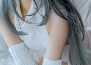 Quan冉有点饿的最新写真，烟雾缭绕中的灰丝情结