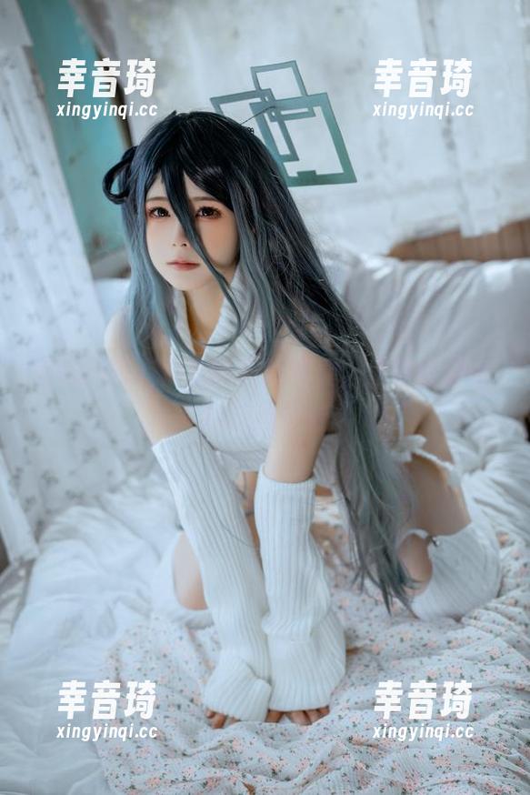 Quan冉有点饿的最新写真，烟雾缭绕中的灰丝情结