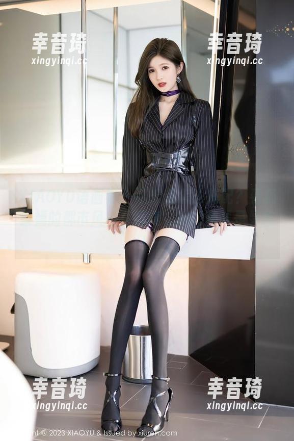 XIAOYU语画界 - 不知道怎么搭配？看杨紫嫣的都市风格写真集，她的腿就是灵感！