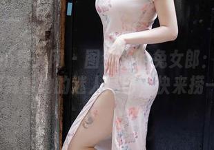 Xiuren秀人网 – 图包里的兔女郎：草莓zz正挥舞着她的迷人尾巴，快来捞一捞！