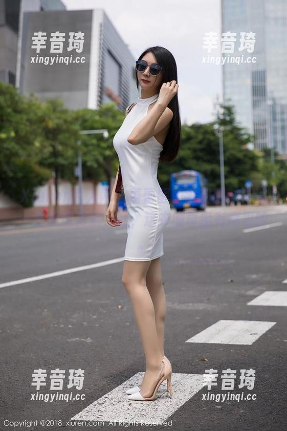 Xiuren秀人网 - 蕾蕾醒了没制服，再添一张原图资源，哇，这衣服真挺有意思的。