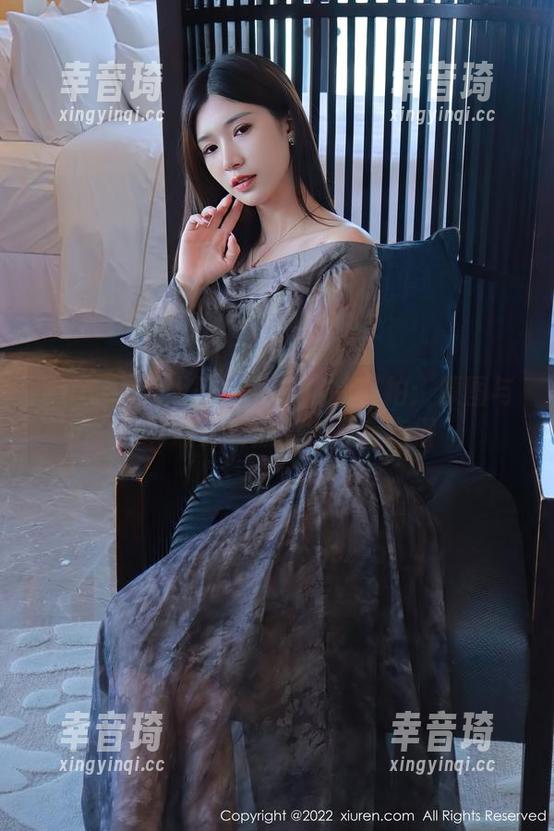 Xiuren秀人网 - 金小依的自拍：原图与写真谁更会撩人？我有点懵