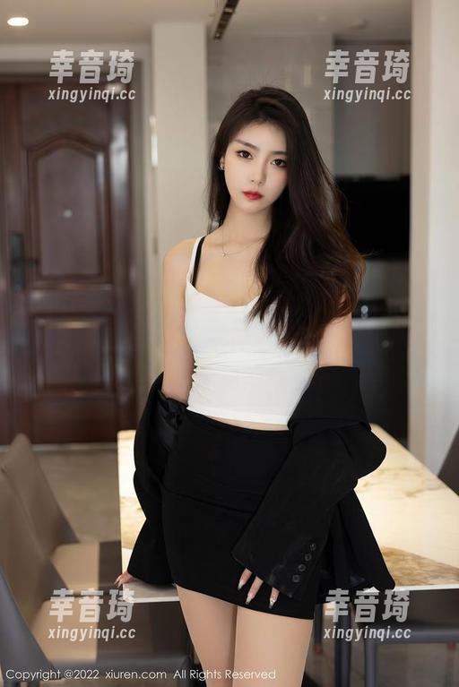 Xiuren秀人网 - 图片里有个龙女sunny，手持自拍神器，随时随地当女明星，作品名：自拍——毕竟她是“龙”校花！