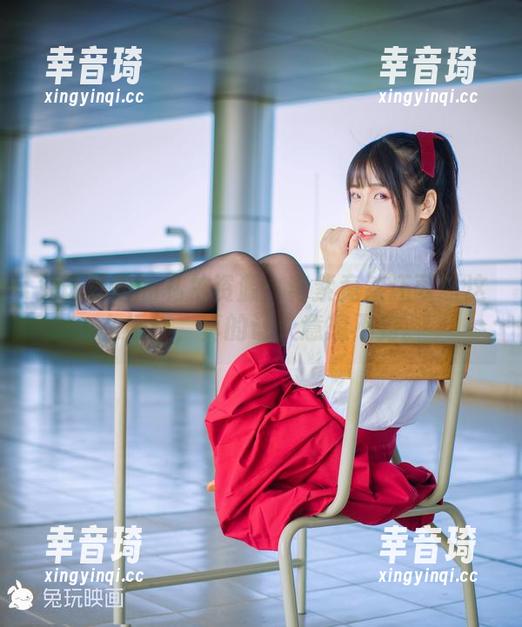 兔玩映画的私拍资源：艳紫竟然还可以这么妖红，真的让人意想不到。