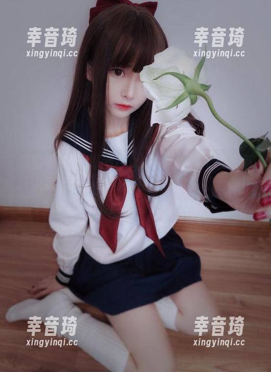 原图中的古川kagura裸足，那个姿态真让人联想到小动物藏在草丛里的画面，作品好魔性
