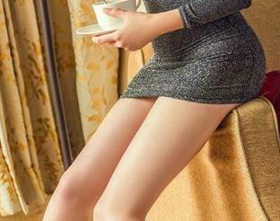 头条女神 – 私房写真不只有甜！杨漫妮的‘秘书’风格让人忍不住多看几眼。