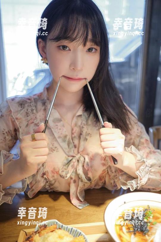 姜仁卿(강인경)的蓝色吊带，观看之余，你想象到了更多的可能吗？