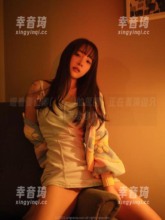 细看姜仁卿(강인경)的原图，正在表演但只暗示给你看。