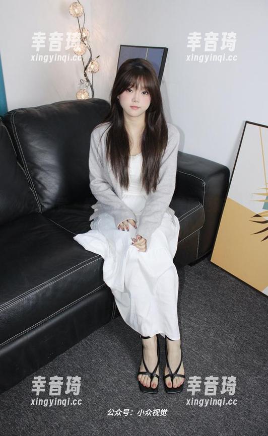 小众视觉 - 教室看小苏菲的美图更新，书本都为她打call～