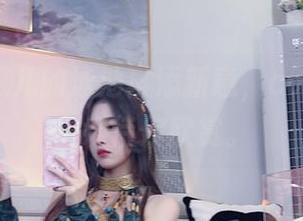 小小奶瓶儿的泳池再添新意，cos图包准备好待你欣赏。