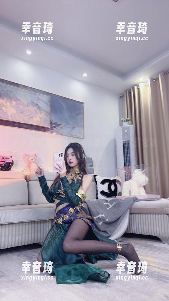 小小奶瓶儿的泳池再添新意，cos图包准备好待你欣赏。