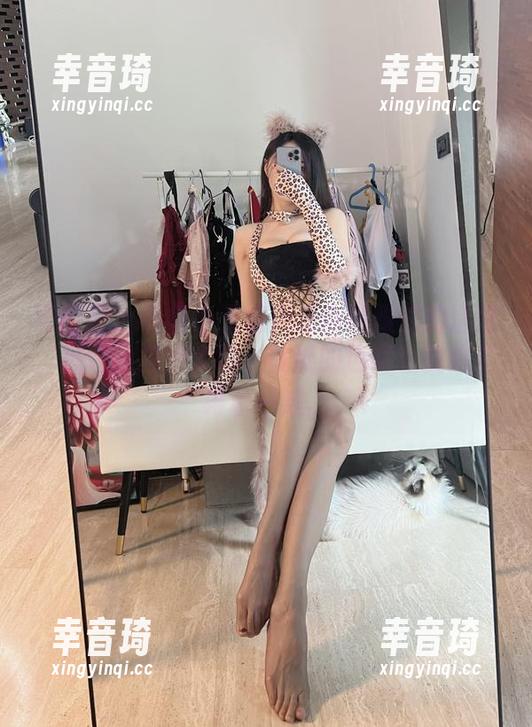微密圈 - 看着小玉吃果冻在制服里的造型，原图被捏得太好，壁纸的色调让我想要再看一遍。