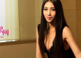 尤果网 – 全套中的细节，杨乔之的美脚让我下意识舔嘴唇了！