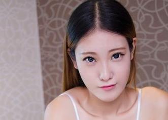 尤物馆 – 快来看看，筱慧的粉色美图在干嘛？透着撒娇气息呢！
