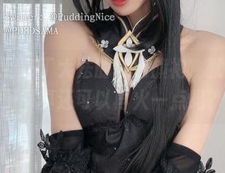 每次看到布丁大法的黑色旗袍，就想，免费写真还可以再火一点吗？