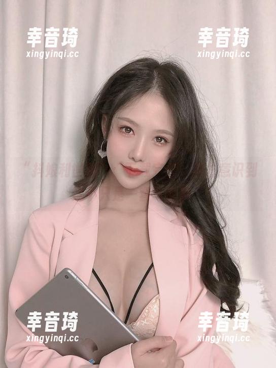 “抖娘利世油”：下载完后，我才意识到这不只是一套写真集。