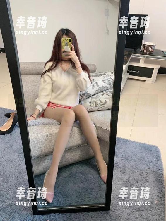 微密圈 - 高清视角，让我们更近距离欣赏提袜少女的裤里丝，赶紧分享
