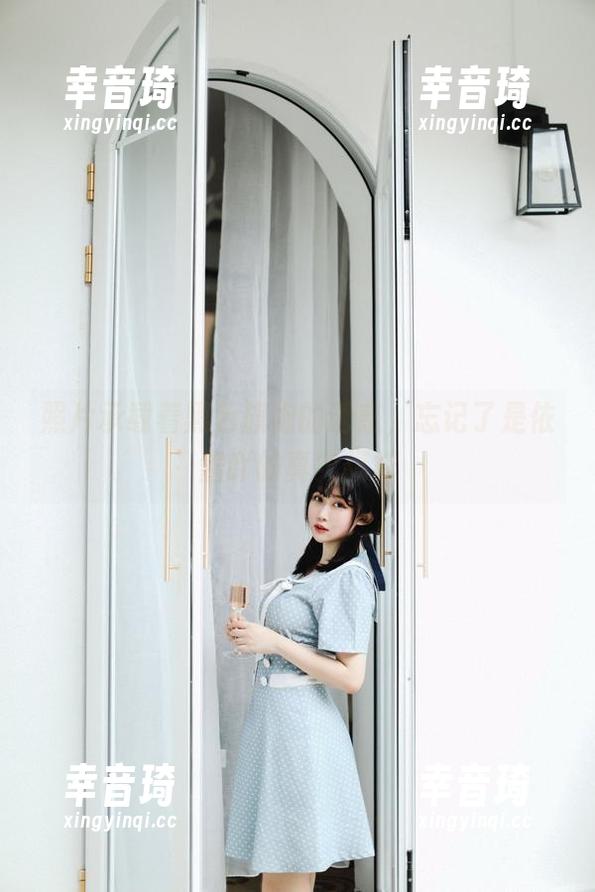 照片承载着黑色旗袍的诱惑，忘记了是依酱吖的真实模样