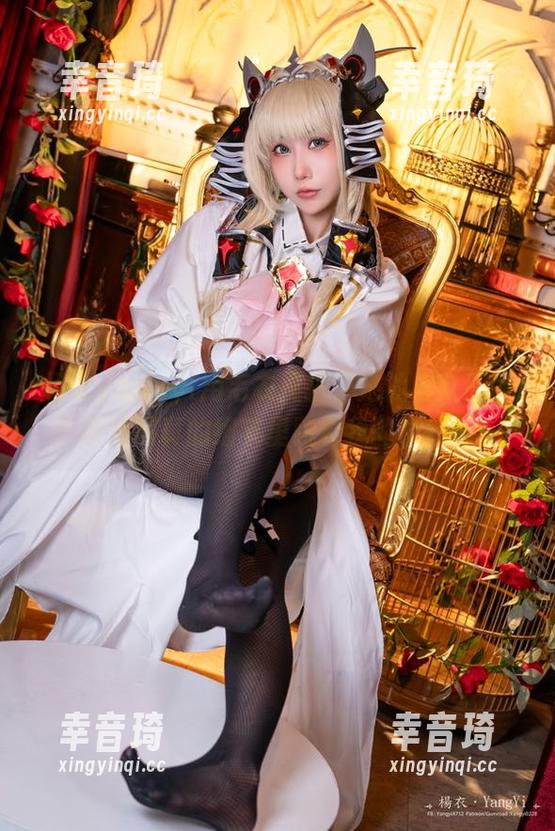 杨衣yangyi用毛衣掩护了她的与众不同，高清写真的细节里藏着我的小疑问。