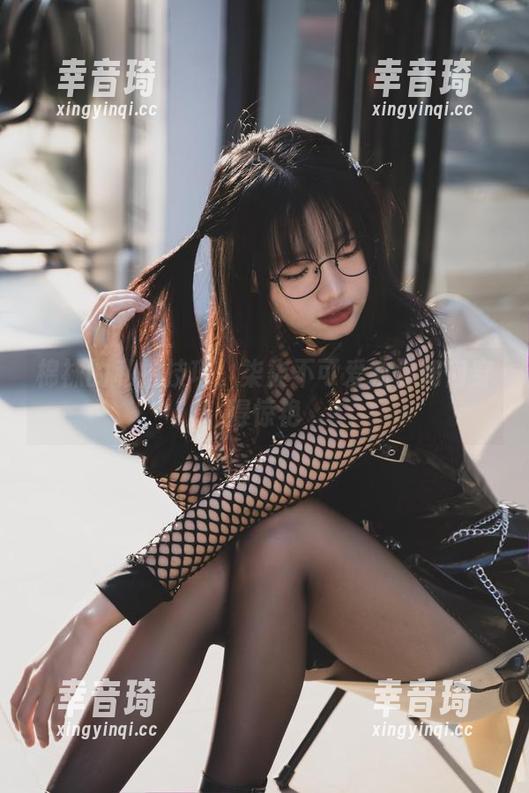 棉袜的私拍技巧：柒柒不可爱教你如何穿得惊艳