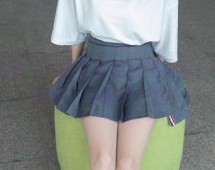 梦丝女神 – 下载灵唯的短裙写真，你会怎样来一场裙摆之舞？