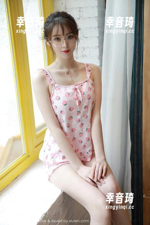 模范学院 - 泳装写真里的柳侑绮Sevenbaby，一不小心我就变成了迷弟。