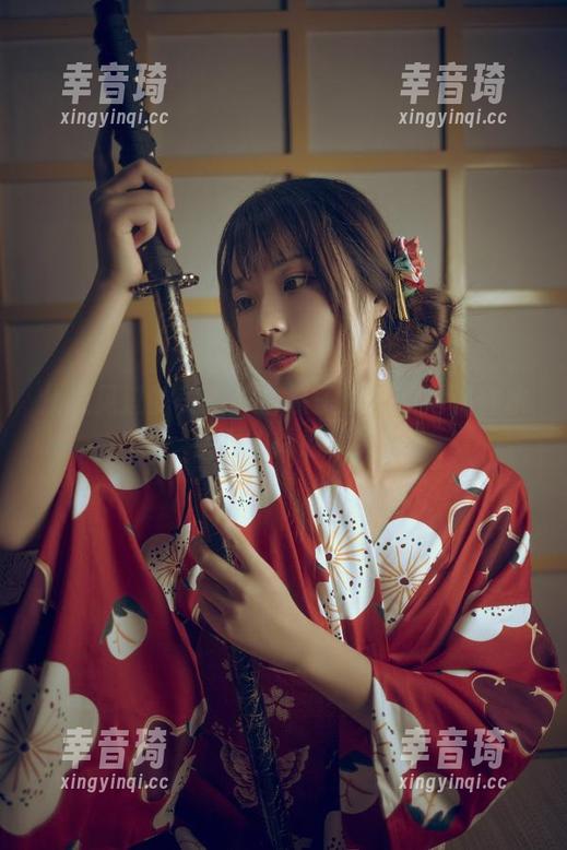 从未见过的美图：白易子教主和她那件水手服的情感纠葛