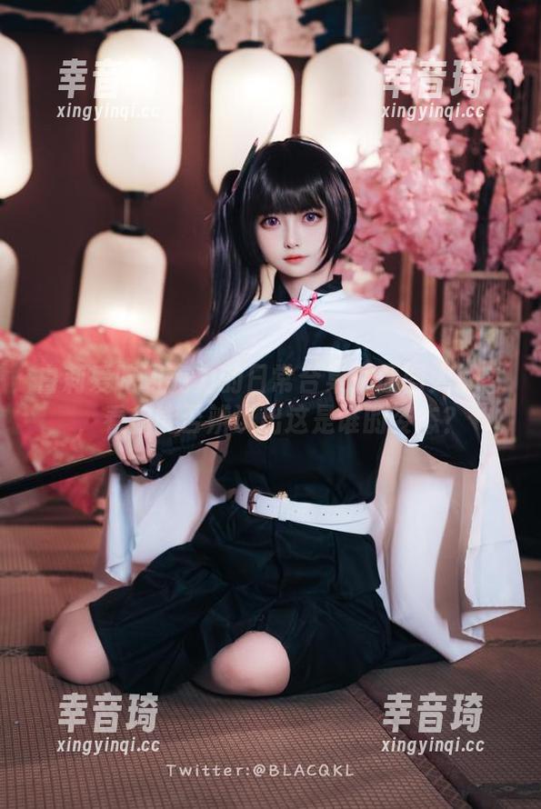 白莉爱吃巧克力的日常合集：原图大解密，看你能否辨认出这是谁的姿态？