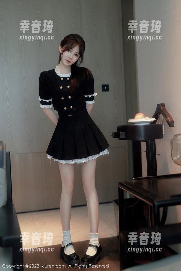 秀人网 - 校园里的书籍被唐翩翩写真占领，没个好好学习的学生了
