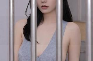 秀人网 – 娜比泳衣：原图里的水分有点多，不小心掉进了大海里吗？