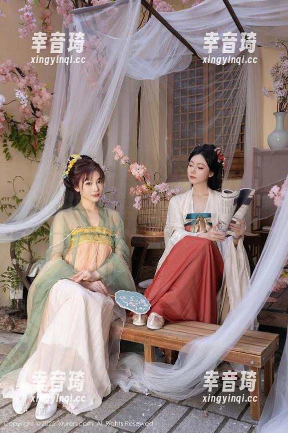 秀人网-星小兔Meetu 秀人网 - 白裙与星小兔Meetu:图库里的绝美邂逅,像是在探讨颜色和形状的关系,被吸引了!