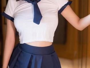 秀人网 – 欣赏软软子在礼服里的原图，那种懒散又好奇的气息，隐约透出一点调皮。