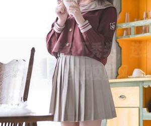 高清和校服：秋楚楚不秃头，这组合怎么看都有种老派校园风。
