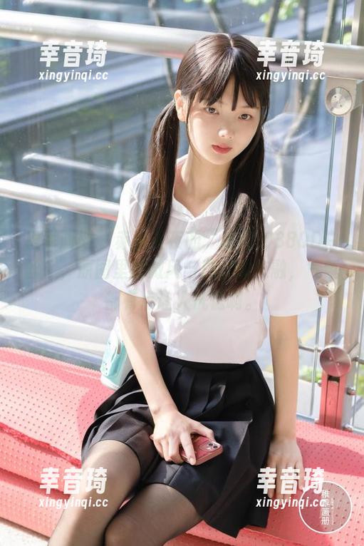 稚乖画册 - 赤西夜夜的“晴空-0380D白丝”，原图里的微风与白丝的交融，气氛都有点让人恍惚啊。