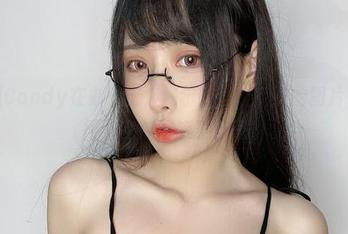 糖果果Candy在办公室，偶尔来一波免费的图片，怪不得大家都喜欢工作呢！