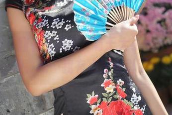美媛馆 – 翻看私房图，有于大小姐Ayu的旗袍，嗯…我有点被吸引了。