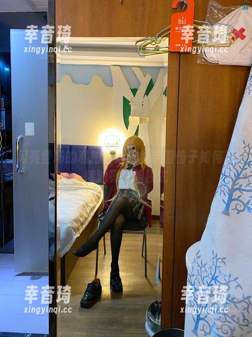 闪亮登场的私拍合集：看芋圆侑子如何玩转油亮空姐模式