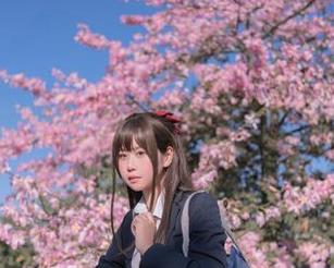 在萌芽儿o0的cos里，高跟鞋承载着别样的气息，图册里几乎满了。