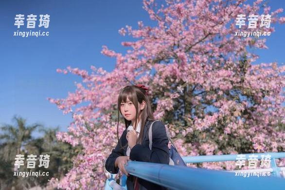 在萌芽儿o0的cos里，高跟鞋承载着别样的气息，图册里几乎满了。
