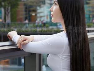 蜜桃社 – 在线E杯奶茶电影院开播啦，主要内容是校园美图，有些偶然，有些刻意。