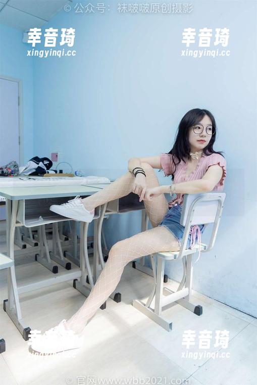 袜啵啵 - 图册里的肉丝密语：小淳又在暗示了什么？