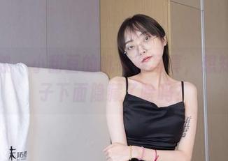 袜啵啵 – 小甜豆的帆布鞋写真，想知道鞋子下面隐藏了啥吗？