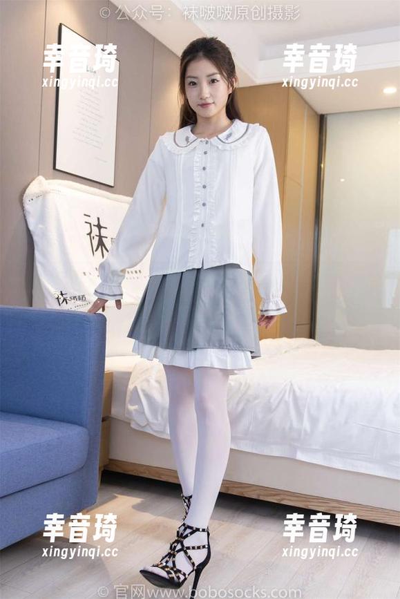 袜啵啵 - 原图里的糯米裸足黑白美甲，就像在悄悄诉说春天的懒洋洋。